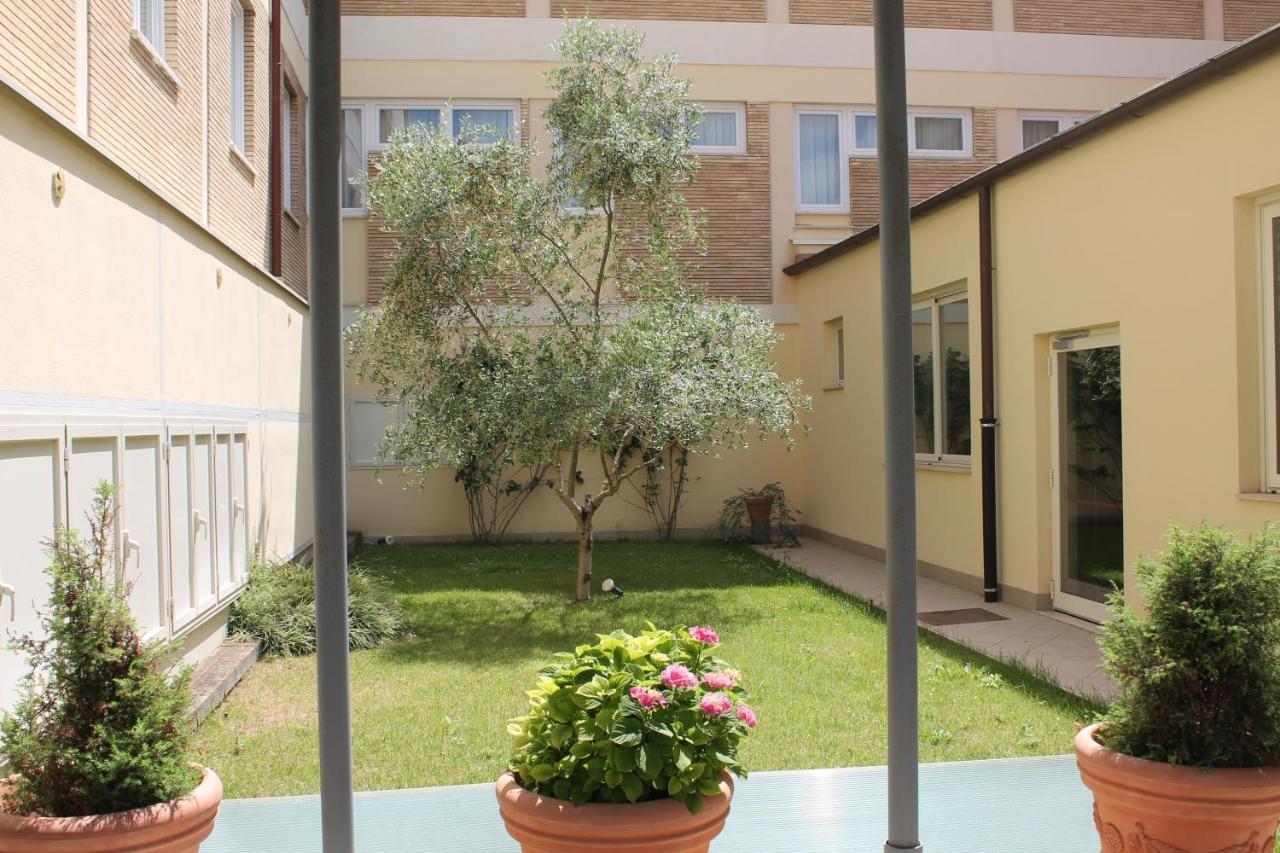 Casa Per Ferie San Juan De Avila روما المظهر الخارجي الصورة
